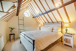 3 bedrooms, desk, iron/ironing board, WiFi