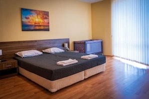 2 chambres, fer et planche Ă repasser, Wi-Fi, draps fournis