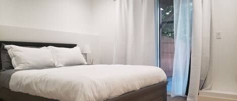 3 dormitorios, caja fuerte, escritorio y tabla de planchar con plancha