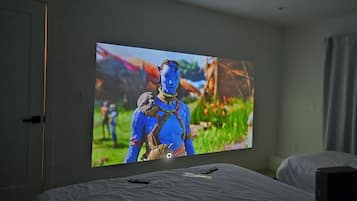 3 makuuhuonetta, tallelokero huoneessa, työpöytä, silitysrauta/-lauta