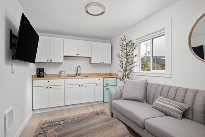 Rockaway Location, Ocean View, *Pet Friendly*, Newly Remodeled, Walk to Beach and Downtown, Unit 10