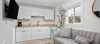 Rockaway Location, Ocean View, *Pet Friendly*, Newly Remodeled, Walk to Beach and Downtown, Unit 10