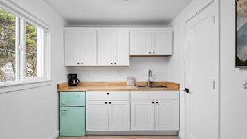 Microwave, coffee/tea maker