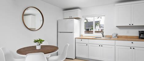 Réfrigérateur, micro-ondes, cafetière/bouilloire, tables à manger