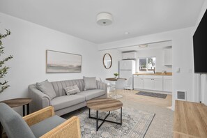 TV - Wonderful Rockaway Location, *Pet Friendly*, Newly Remodeled, Walk to Beach and Downtown, Unit 4 (Rockaway Beach)