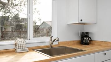 Refrigerador, microondas, cafetera y tetera y comedor