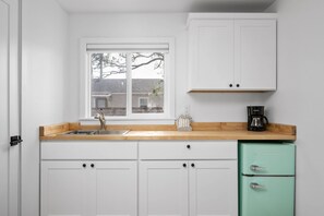 Micro-ondes, cafetière/bouilloire