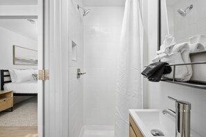 Douche, sèche-cheveux, serviettes fournies