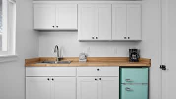 Microwave, coffee/tea maker