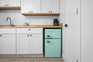 Mikrowelle, Wasserkocher mit Kaffee-/Teezubehör