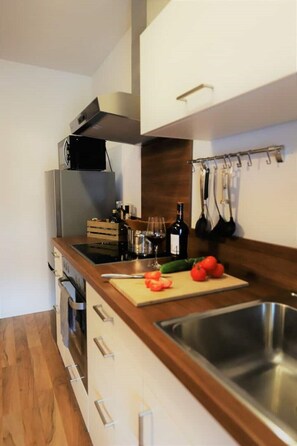 Een koelkast, een microgolfoven, een oven, een kookplaat