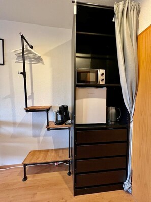 Interior - Modern Double room + bath + AC / 1A Guesthouse (Kehl)