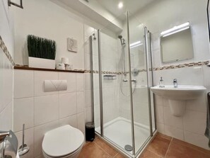 Dusche, Handtücher, Seife, Toilettenpapier