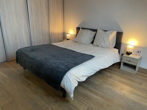 2 bedrooms, desk, travel cot, free WiFi