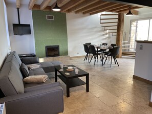 TV connectée, cheminée, livres