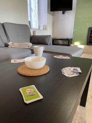 Smart TV, chimenea y libros 