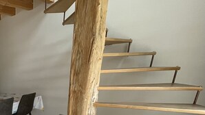 Maalaishenkinen, puinen kierreportaisto, joka johtaa ylempään kerrokseen.