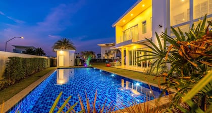 Modern 3 bedroom Pool Villa PG19