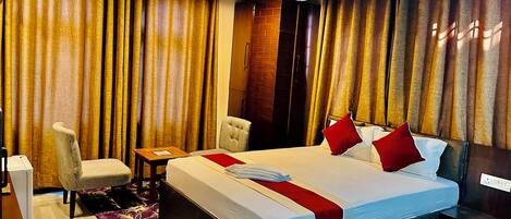 Deluxe Double Room, 1 Queen Bed | Desk, free WiFi, bed sheets