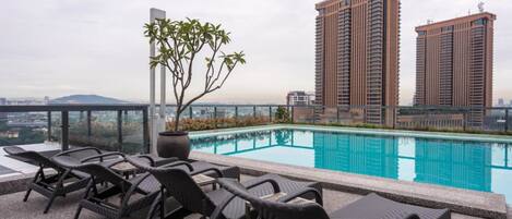 Piscine extérieure, chaises longues