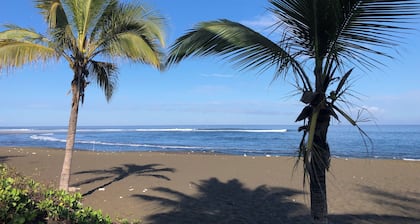 Bungalow, 10-minute walk from Etang-Salé les Bains beach, sleeps 2 to 4.