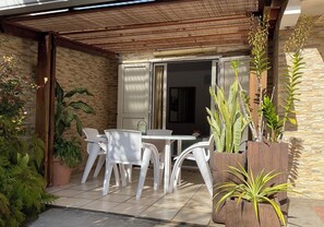 Outdoor dining - Bungalow, 10-minute walk from Etang-Salé les Bains beach, sleeps 2 to 4. (L'Étang-Salé)