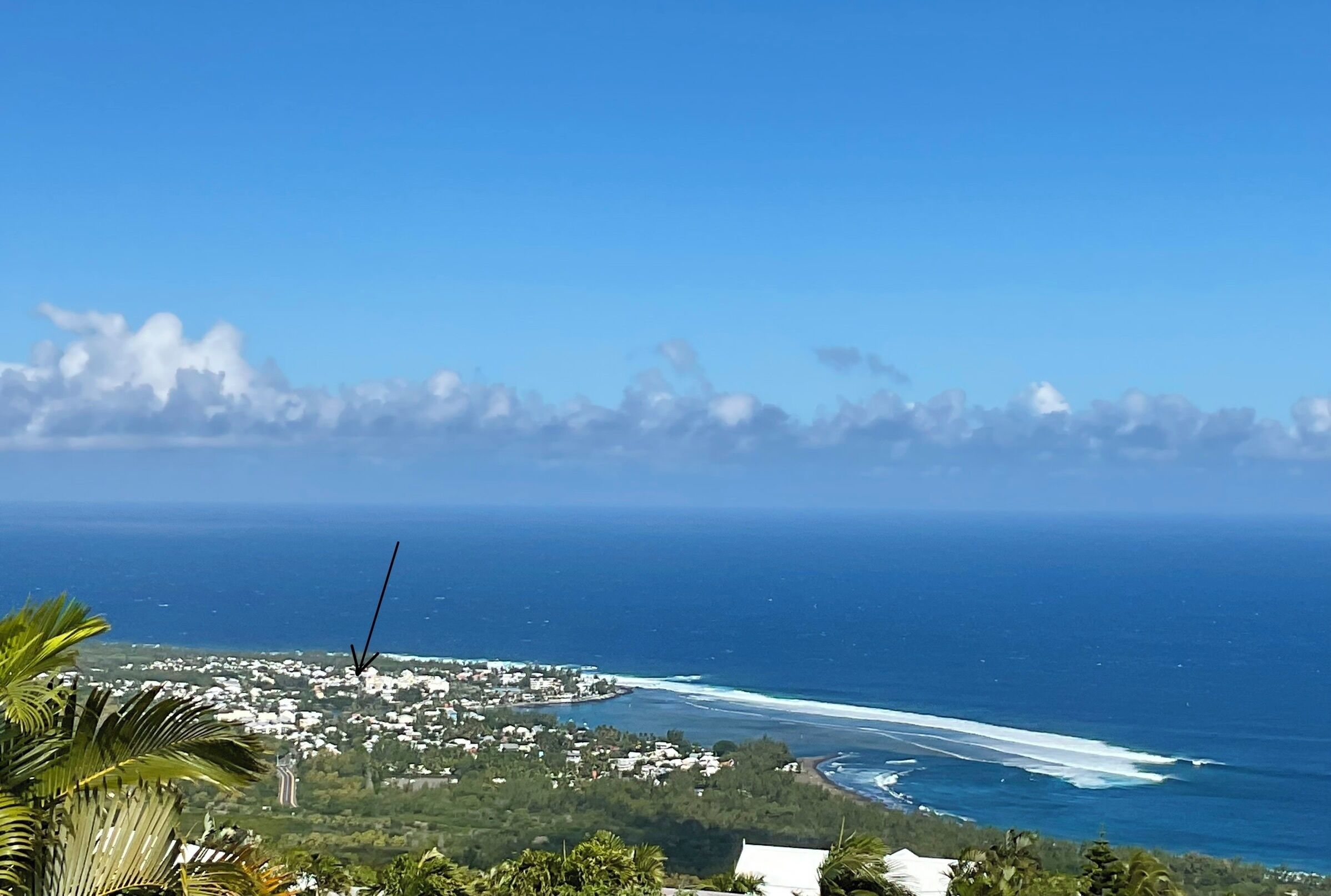 A coastal town with a view of the ocean and a clear sky.