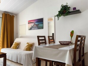 Dining - Bungalow, 10-minute walk from Etang-Salé les Bains beach, sleeps 2 to 4. (L'Étang-Salé)