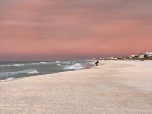 Playa en los alrededores y camastros