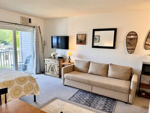 Een smart-tv, een open haard en een tafeltennistafel