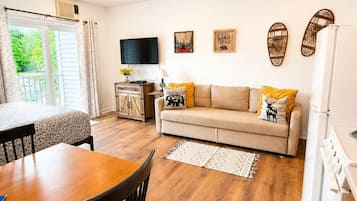 Smart TV, chimenea y tenis de mesa