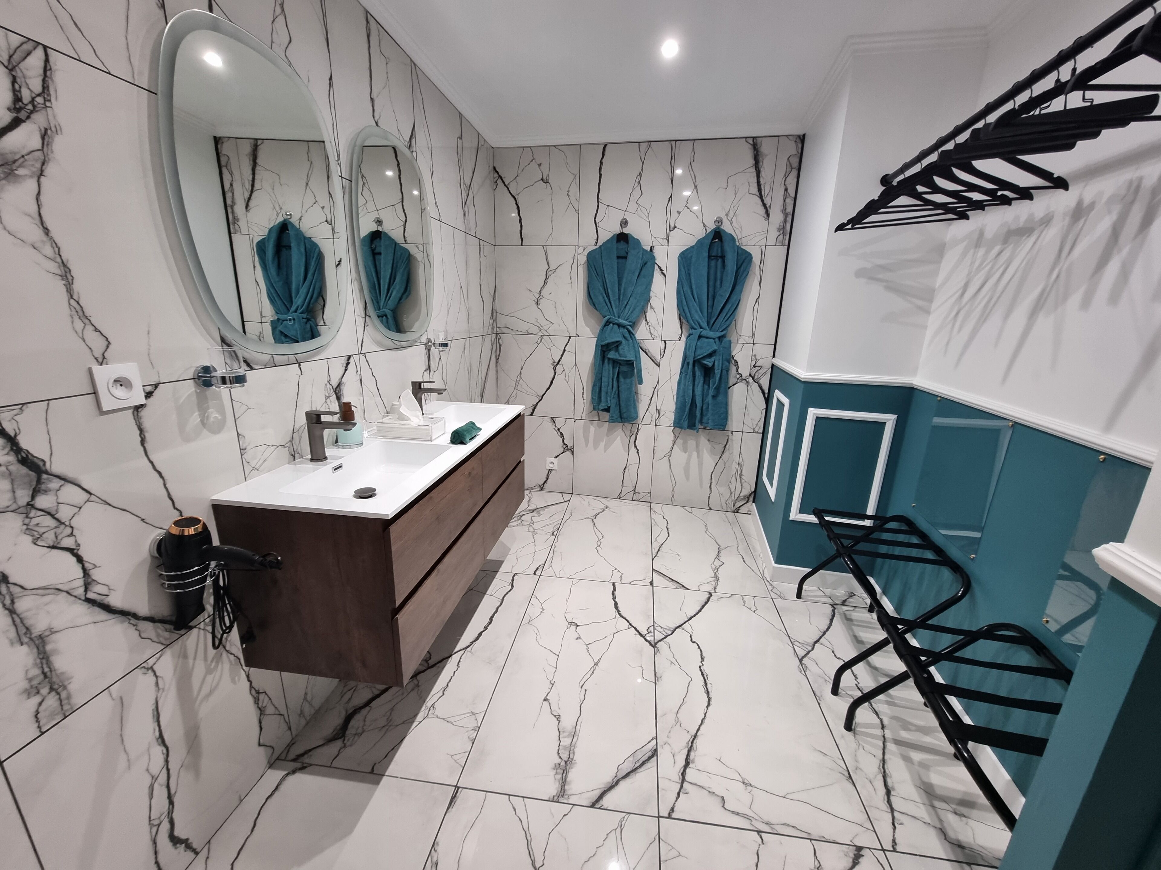 Premium Room | Bathroom | Shower, hair dryer, slippers, towels