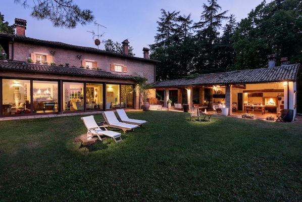 Una casa con patio, mobiliario exterior y cocina a la vista.