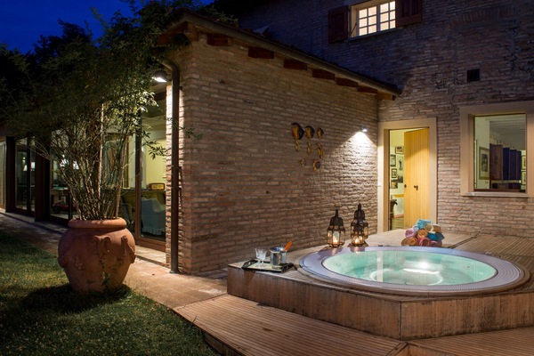 Bain à remous extérieur