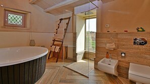 Douche, sèche-cheveux, serviettes fournies