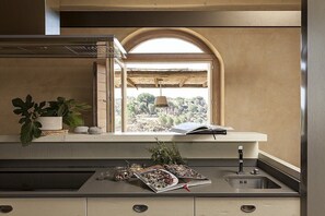 Kjøleskap, mikrobølgeovn, kokeplater og oppvaskmaskin