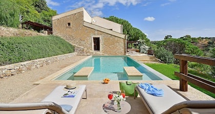 Villa Caltagira: An elegant and welcoming two-story villa surrounded by a wonderful age-old park, with Free WI-FI.