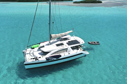 Hello World catamaran Polynesia