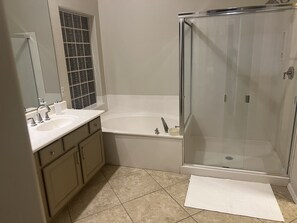 Haartrockner, Bidet, Handtücher, Seife