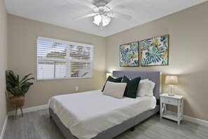 4 chambres, bureau, fer et planche à repasser, lit de bébé portatif