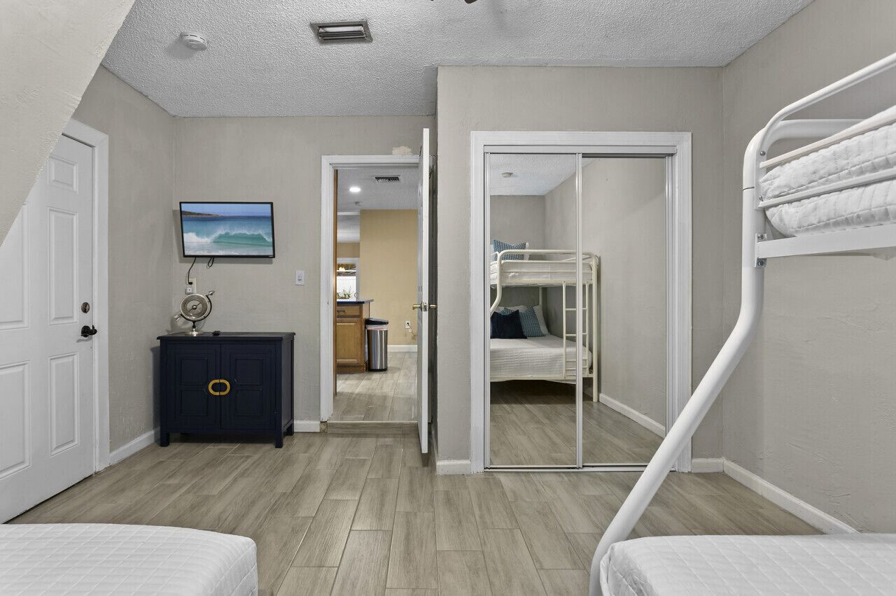 4 chambres, bureau, fer et planche à repasser, lit parapluie