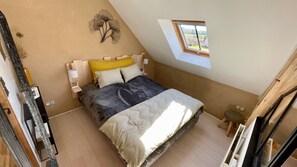 2 bedrooms, desk, travel cot, free WiFi