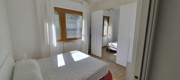 2 chambres, fer et planche à repasser, lit de bébé portatif