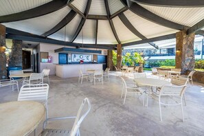 Outdoor dining - Charming Casa De Emdeko B123 in Kailua-Kona, perfect for couples with a King bed. (Kailua-Kona)