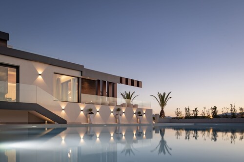 Stunning Views, Heated Pool, Hot Tub, Sauna, Gym, Home Cinema, and Full Privacy: by etouri