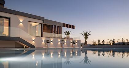 Stunning Views, Heated Pool, Hot Tub, Sauna, Gym, Home Cinema, and Full Privacy: by etouri
