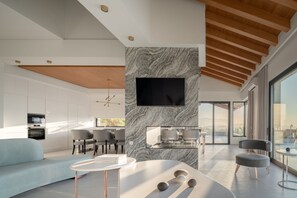 Smart TV, fireplace, video games, table tennis