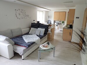 TV connectée, livres, chaîne hi-fi