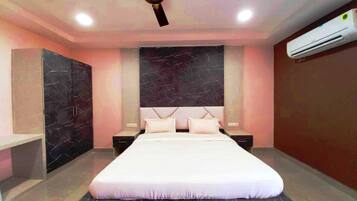 Caja de seguridad en la habitación, escritorio y cunas