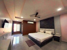 Habitación Deluxe | Caja fuerte, escritorio, cunas (de pago) y camas supletorias